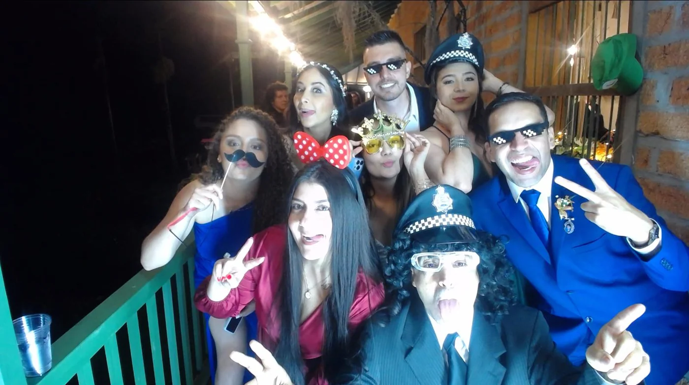 Grupo de invitados disfrutando Foto Feliz